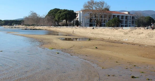 Erdek'te deniz çekilince antik iskele ortaya çıktı