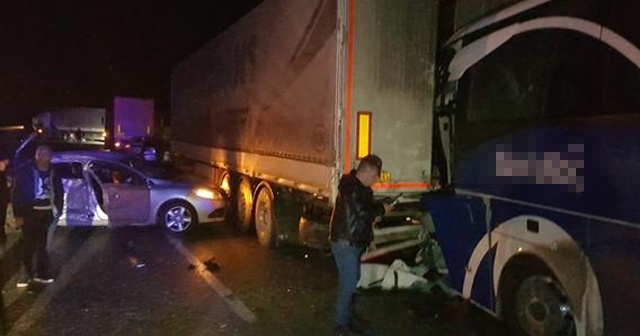 Erzincan&#039;da zincirleme trafik kazası: 11 yaralı