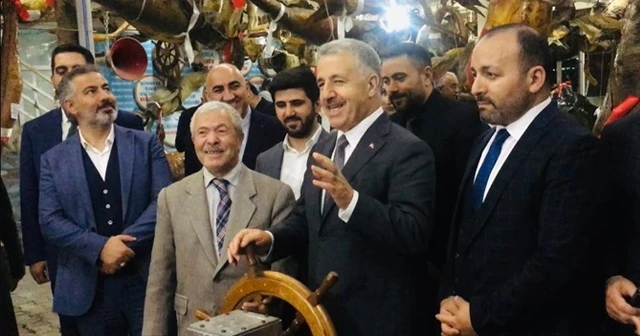 Eski Bakan Arslan, Türkiye Deniz Canlıları Müzesi'ni ziyaret etti