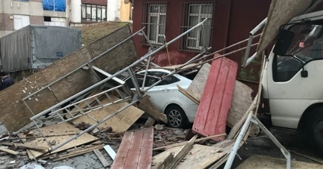 Fatih'te 4 katlı binanın inşaat iskelesi çöktü
