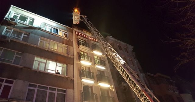 Fatih&#039;te otel yangını: 20 kişi dumandan etkilendi