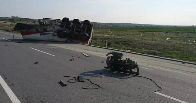 Feci kazada tır ikiye bölündü