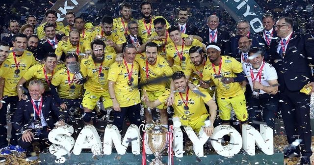 Fenerbahçe Beko Türkiye Kupası şampiyonluğunu kutladı