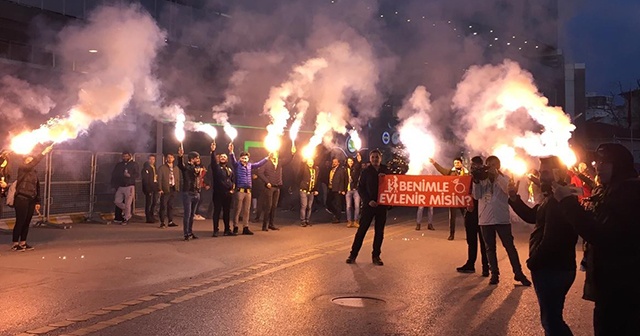 Fenerbahçeli taraftardan stat önünde evlilik teklifi