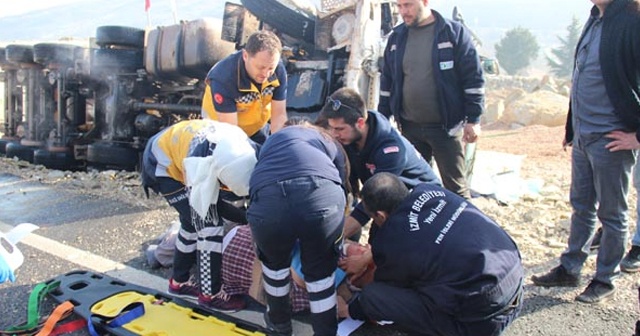 Freni boşalan hafriyat kamyonu, hafif ticari araçı biçti: 4 yaralı