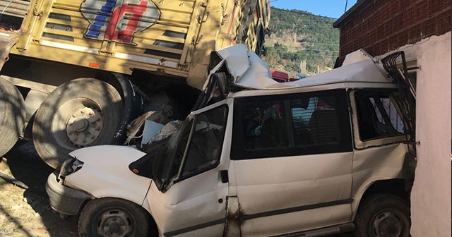 Freni boşalan TIR dehşet saçtı