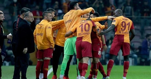 Galatasaray geri dönüşlerle şampiyonluk yarışında