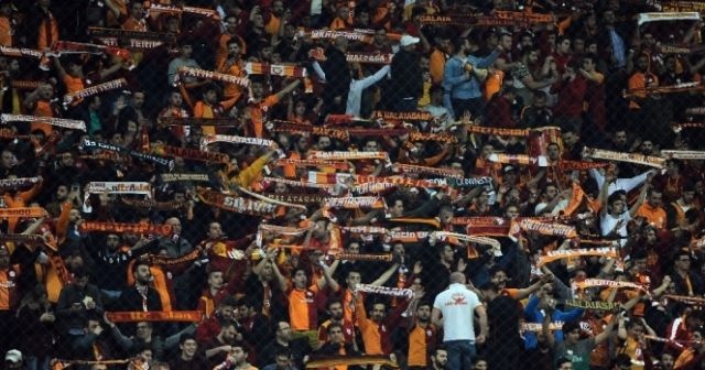 Galatasaray tribünleri Bülent Korkmaz&#039;ı unutmadı