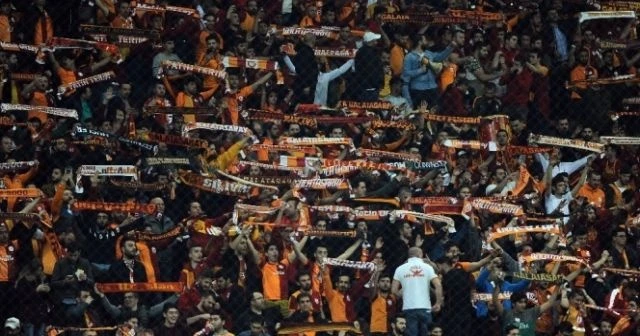 Galatasaray tribünleri Bülent Korkmaz'ı unutmadı