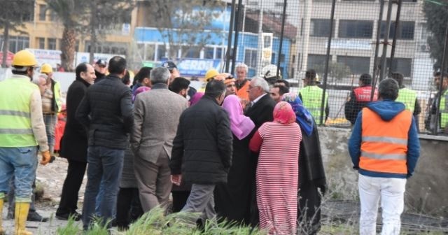 Göçük altındaki işçilerin yakınlarından tepki