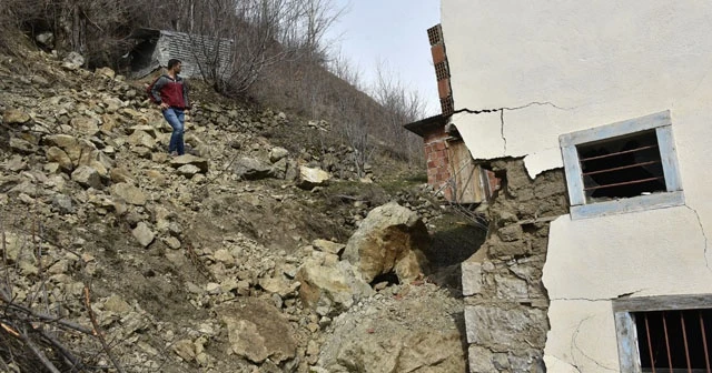 Gümüşhane’de dağdan kopan kayalar evin üzerine yuvarlandı