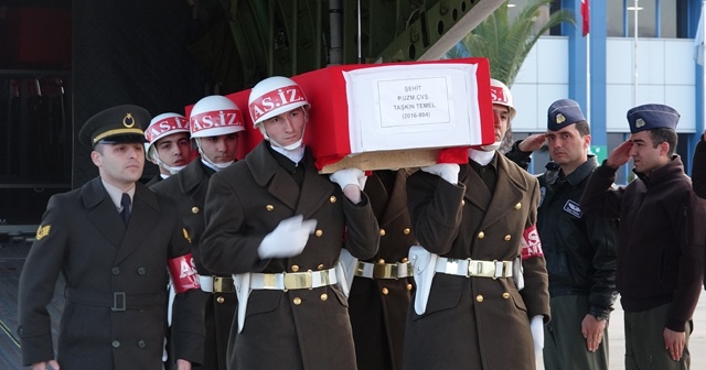 Gümüşhaneli şehidin cenazesi uçakla Trabzon&#039;a getirildi