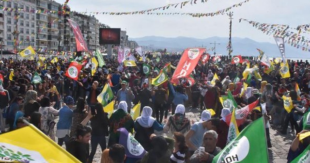 HDP&#039;nin İzmir&#039;deki nevruz kutlamasında PKK sloganları atıldı