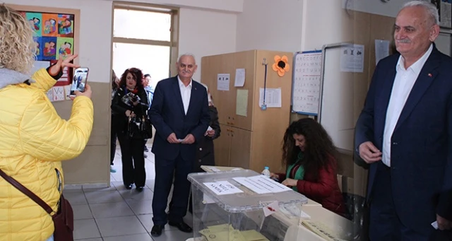Herkes Binali Yıldırım zannetti: Meraklı bakışlar arasında oy kullandı