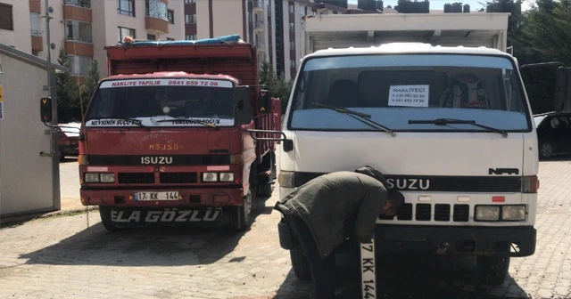 İkiz plakalı kamyonetler yan yana yakalandı
