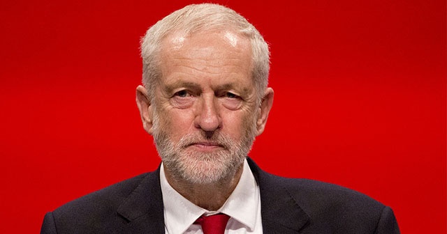 İngiltere&#039;de cami ziyaret eden Corbyn&#039;e yumurtalı saldırı