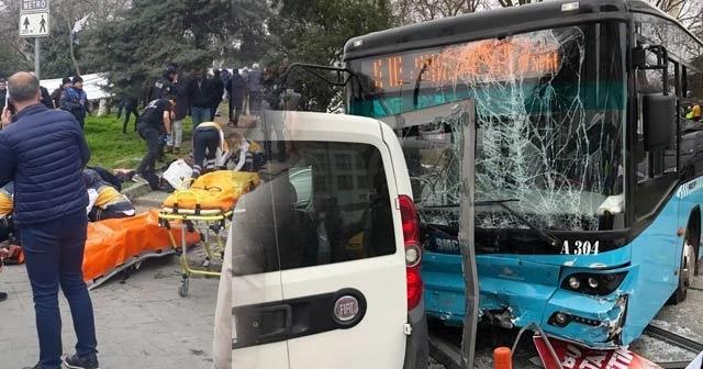 İstanbul Beyazıt'ta halk otobüsü yayalara çarptı