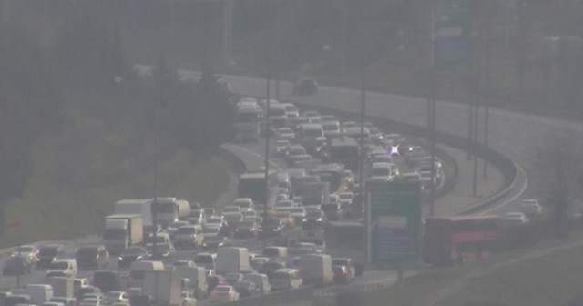 İstanbul&#039;da kaza: TEM Ankara yönü trafiğe kapandı