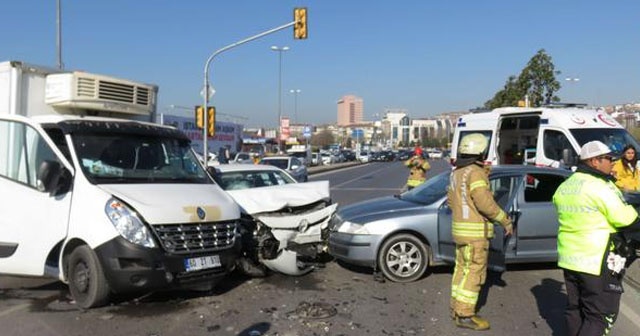 İstanbul&#039;da kaza: Uzun araç kuyrukları oluştu
