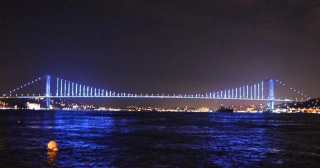 İstanbul’un simgeleri maviye büründü