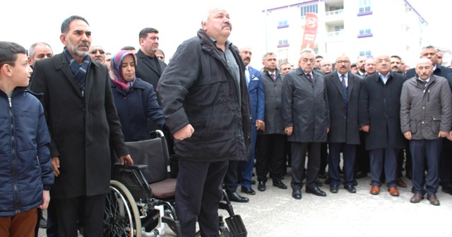 İstiklal Marşına saygı tekerlekli sandalyeden ayağa kaldırdı