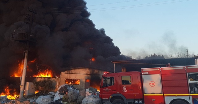 İzmir’de plastik fabrikası alevlere teslim oldu