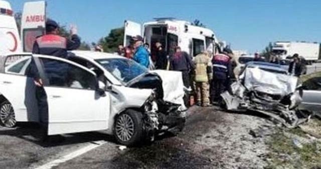 İzmir&#039;de trafik kazası: 2 ölü, 5 yaralı