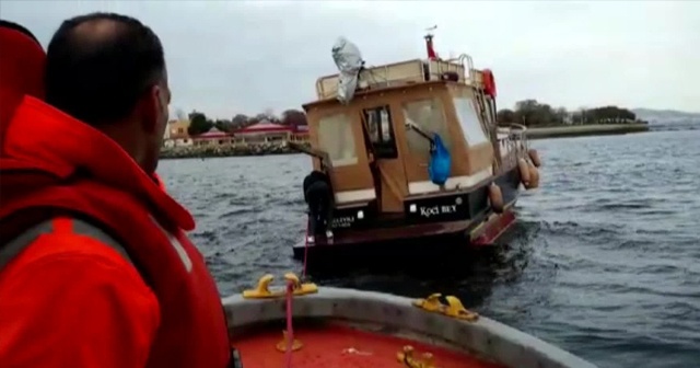 Kadıköy&#039;de karaya oturan teknedeki 6 kişi kurtarıldı