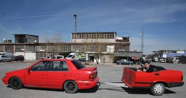 Kardeşi için üstü açık römork yaptı