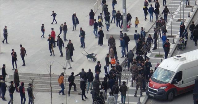 Kent meydanında tekme tokat kavga ettiler: 5 gözaltı