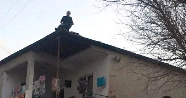 Kızına sinirlenen baba, evinin çatısına çıktı