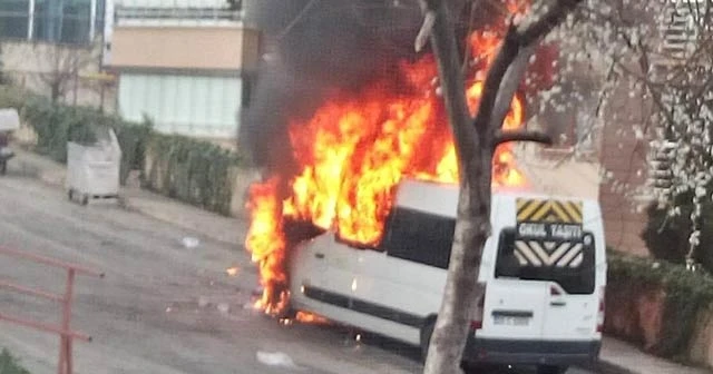 Korku dolu anlar... Öğrencilerin içinde bulunduğu servis bir anda alev aldı