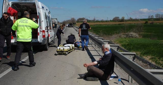 Lastiği patladı, karşı şeritteki otomobille çarpıştı: 2 yaralı