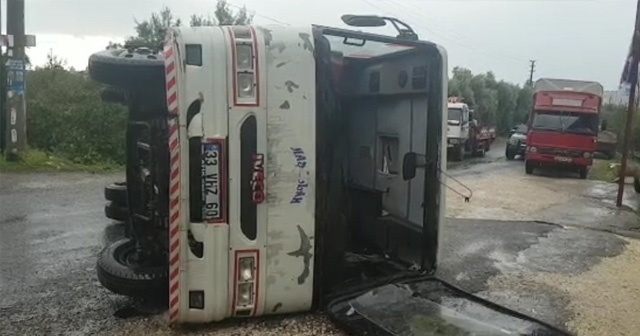 Mersin’de işçileri taşıyan minibüs kaza yaptı: 4 yaralı