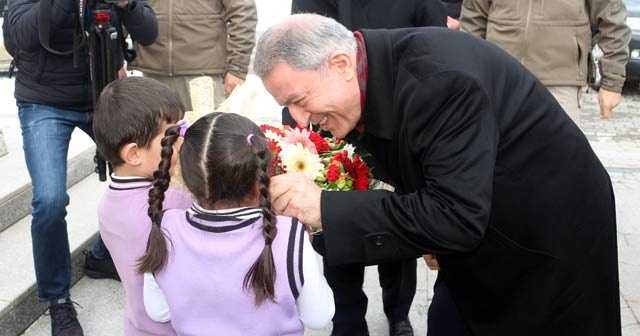 Milli Savunma Bakanı Akar, Ağrı’da şehit aileleri ve gazilerle bir araya geldi