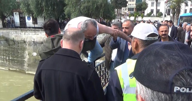 Nehir korkuluğundaki intihar son anda engellendi