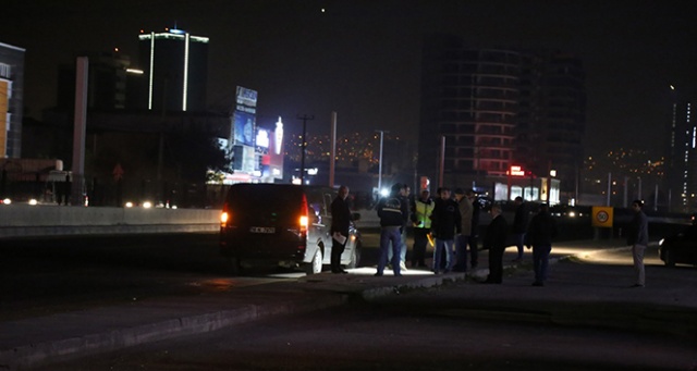 Otomobilin çarptığı yaya, raylar üzerinde can verdi