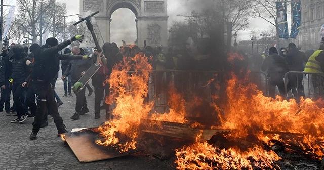 Paris&#039;te sokaklar savaş alanına döndü