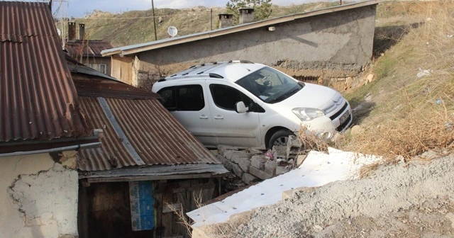 Park etmeye çalıştığı aracıyla bahçeye uçtu, eve gidip eşini çağırdı