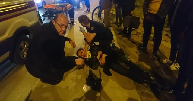 Pendik'te yolun karşısına geçmek isteyen yayalara araç çarptı: 2 yaralı