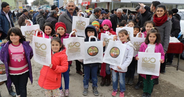 Pet şişe getirene bez torba dağıtıldı