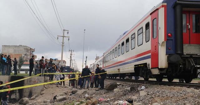 Raylarda kulaklıkla müzik dinlerken, tren çarptı