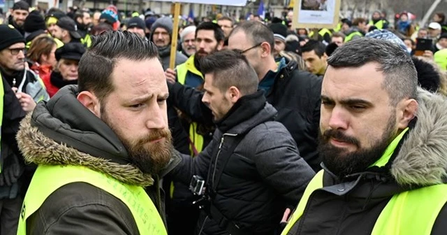 Sarı yeleklilerin liderine 'izinsiz gösteriden' para cezası