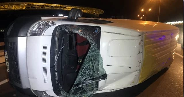 Sarıyer’de lastiği patlayan panelvan minibüs devrildi: 2 yaralı