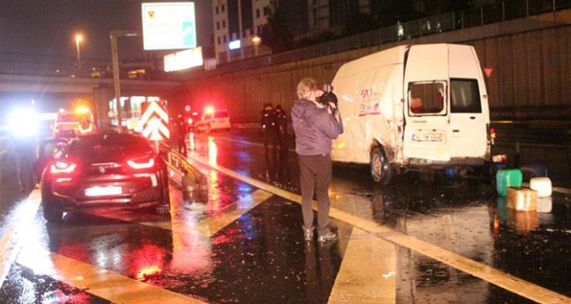 Sarıyer&#039;de lüks otomobil, kimyasal madde yüklü araca çarptı