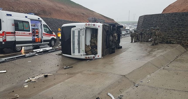 Silopi'de askeri araç devrildi:1 asker şehit oldu 20 asker yaralı