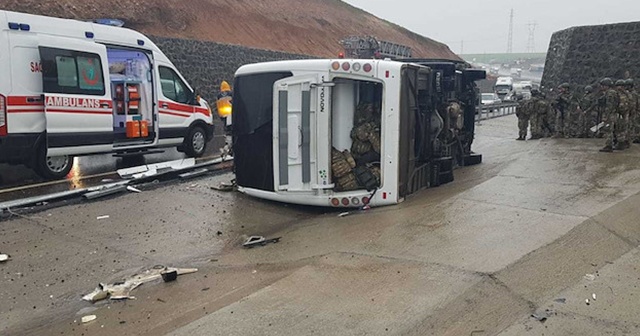 Şırnak&#039;ta askeri araç devrildi: 1 şehit, 20 yaralı