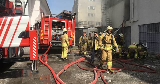 Bağcılar&#039;da kağıt fabrikasında yangın paniği