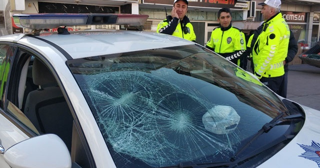 Sürücü polis aracının camını kırdı, annesi de bastonla polise saldırdı