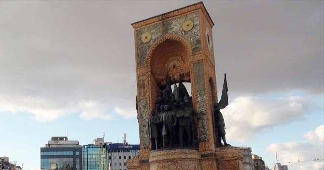 Taksim Anıtı’ndan düşen mermer parça Koreli turisti yaraladı